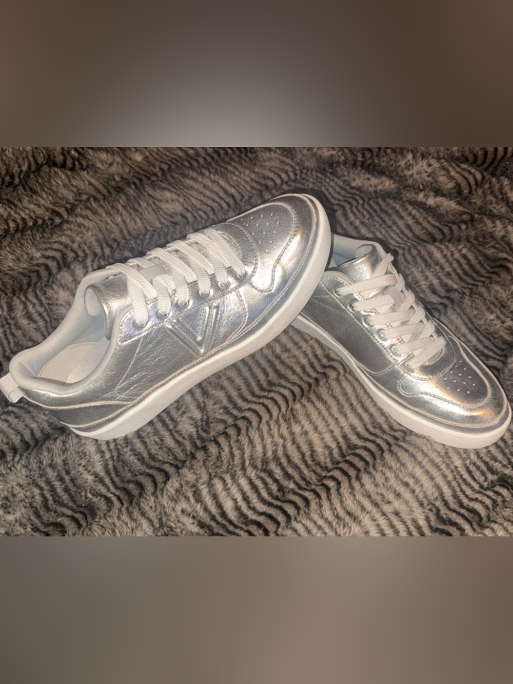 Women Vionics Metallic Silver Sneakers 9 Brand New